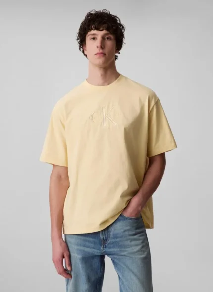 تيشيرت قصير الأكمام